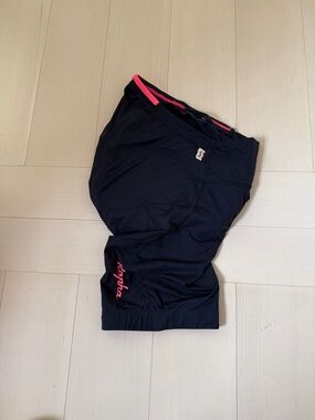 NWOT RAPHA Women’s core cycling shorts in Navy w/hot pink details, Sz Small.
